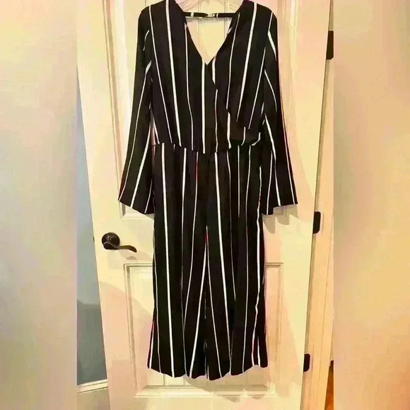 WORTHINGTON Jumpsuit Ladies M Black White Sleek Sexy Flattering Chic Summer Sass - Picture 1 of 7